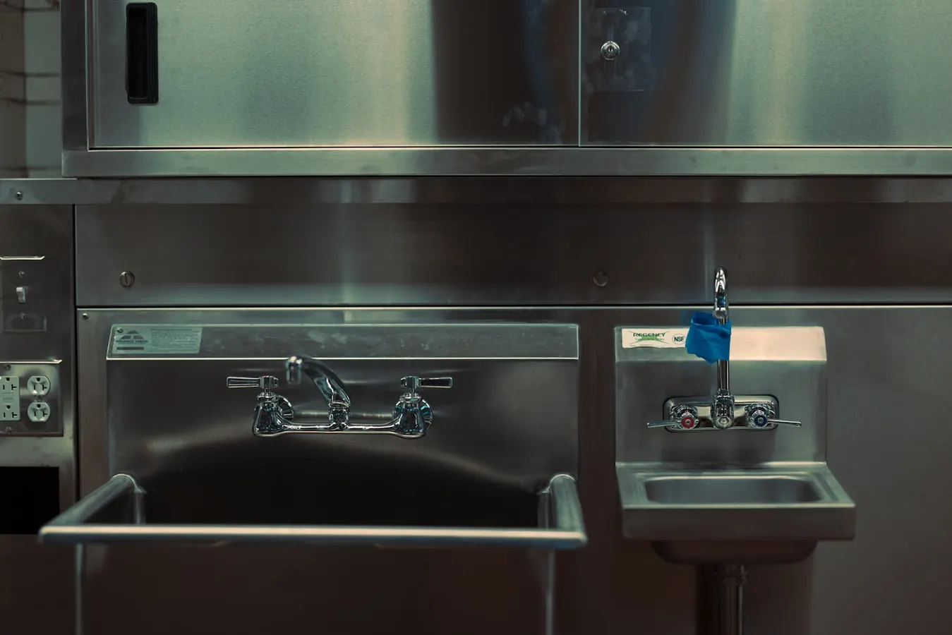 lavaplatos y puntos sanitarios en cocina comercial en Coelemu para instalación de sanitarios